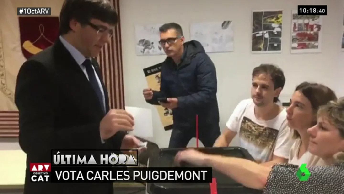 Momento en el que Puigdemont vota en el 1-O Momento en el que Puigdemont vota en el 1-O