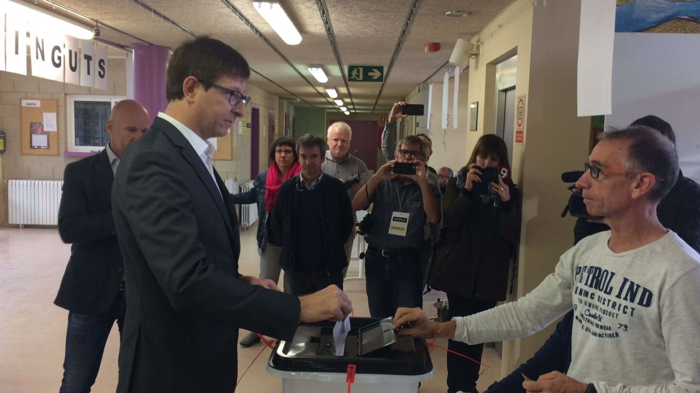 Carles Mund&oacute; votando en Gurb