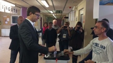 Carles Mundó votando en Gurb