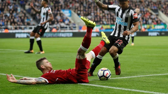 Alberto Moreno pugna sin éxito por un balón Alberto Moreno pugna sin éxito por un balón