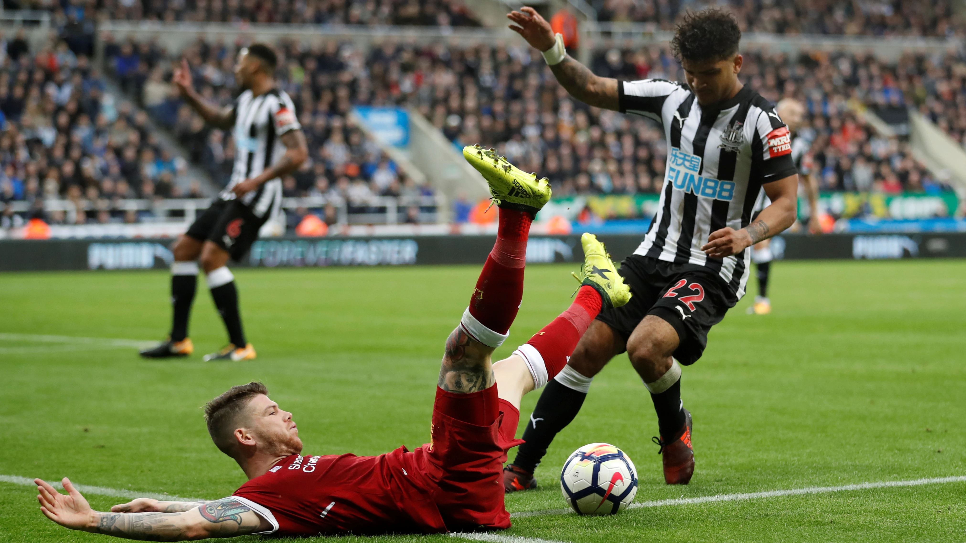 Alberto Moreno pugna sin éxito por un balón