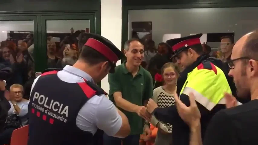 Mossos d'Esquadra reciben claveles Mossos d'Esquadra reciben claveles