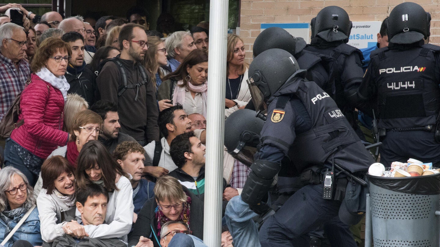 La Polic&iacute;a Nacional que ha requisado las urnas en el ambulatorio del barrio leridano de Cappont