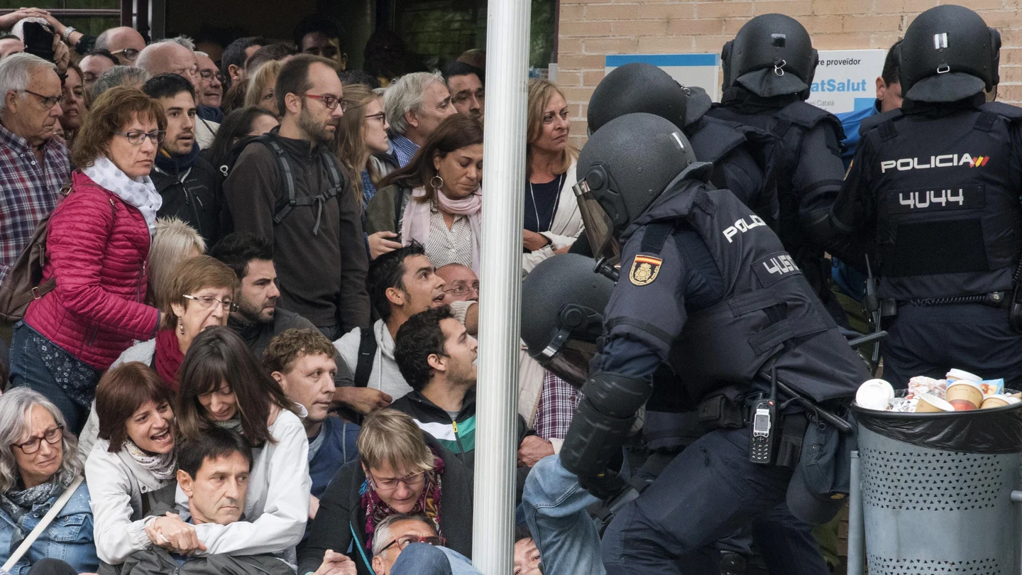La Policía requisa las urnas en el ambulatorio del barrio leridano de Cappont La Policía Nacional que ha requisado las urnas en el ambulatorio del barrio leridano de Cappont