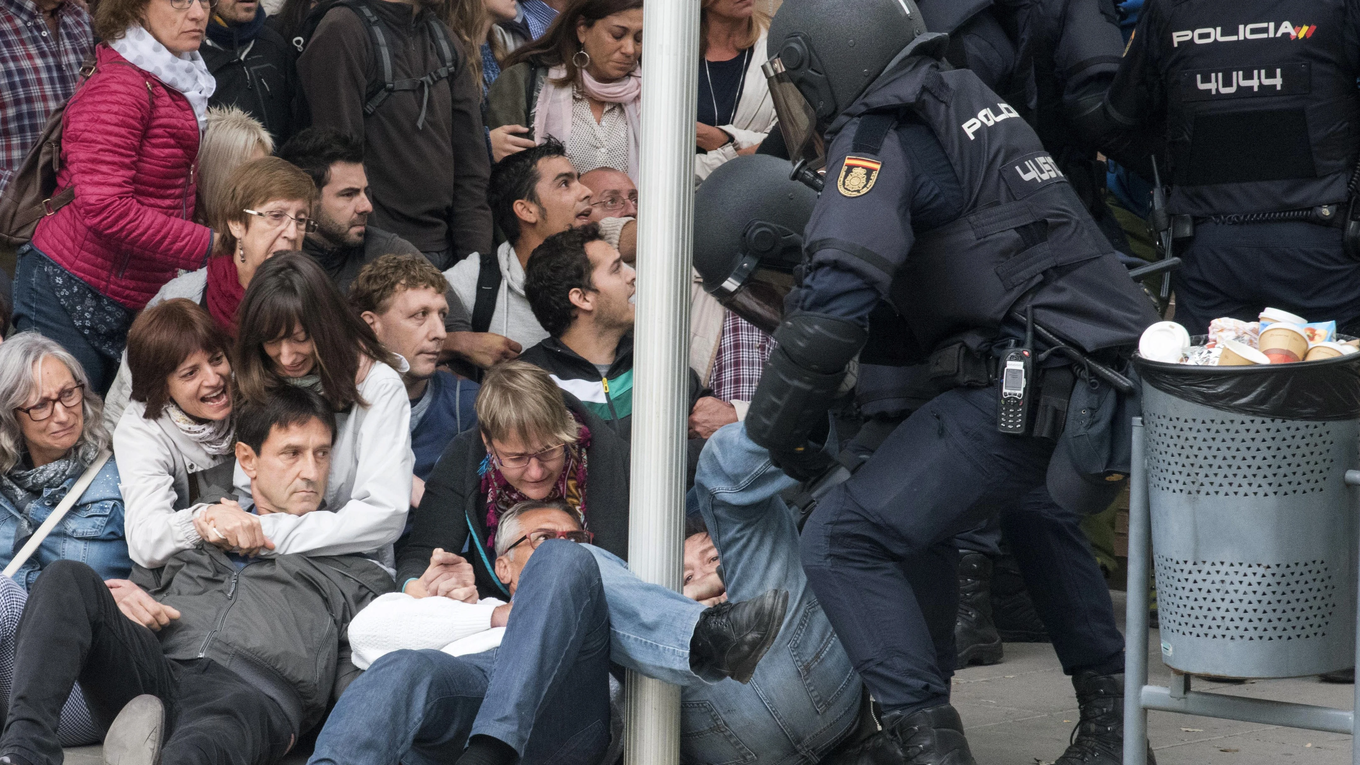 La Policía Nacional que ha requisado las urnas en el ambulatorio del barrio leridano de Cappont