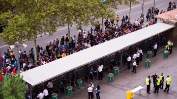 Aficionados esperan a las afueras del Camp Nou para entrar al estadio