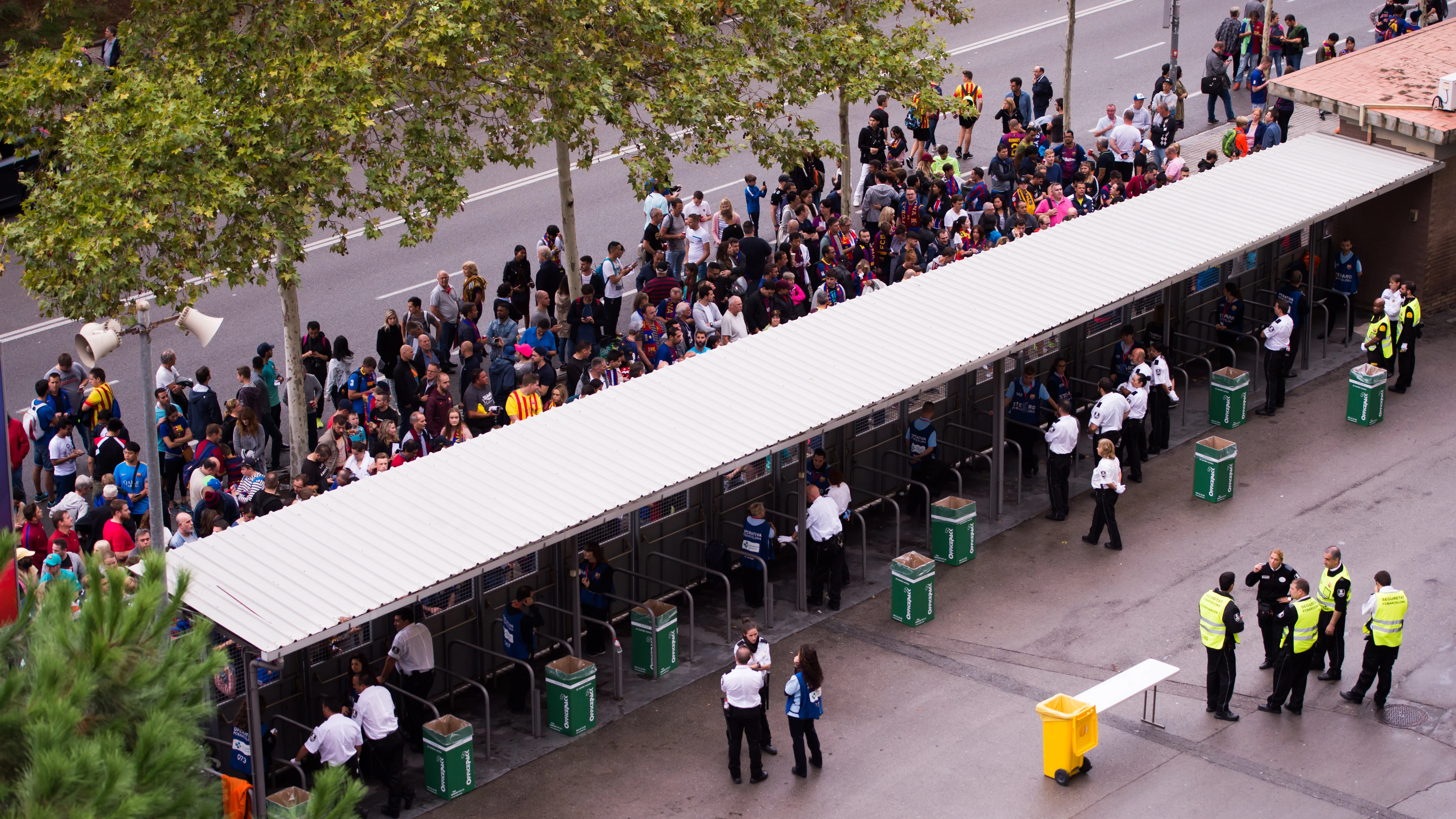 Aficionados esperan a las afueras del Camp Nou para entrar al estadio