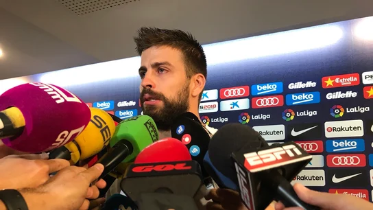 Gerard Piqué emocionado en la zona mixta del Camp Nou Gerard Piqué emocionado en la zona mixta del Camp Nou