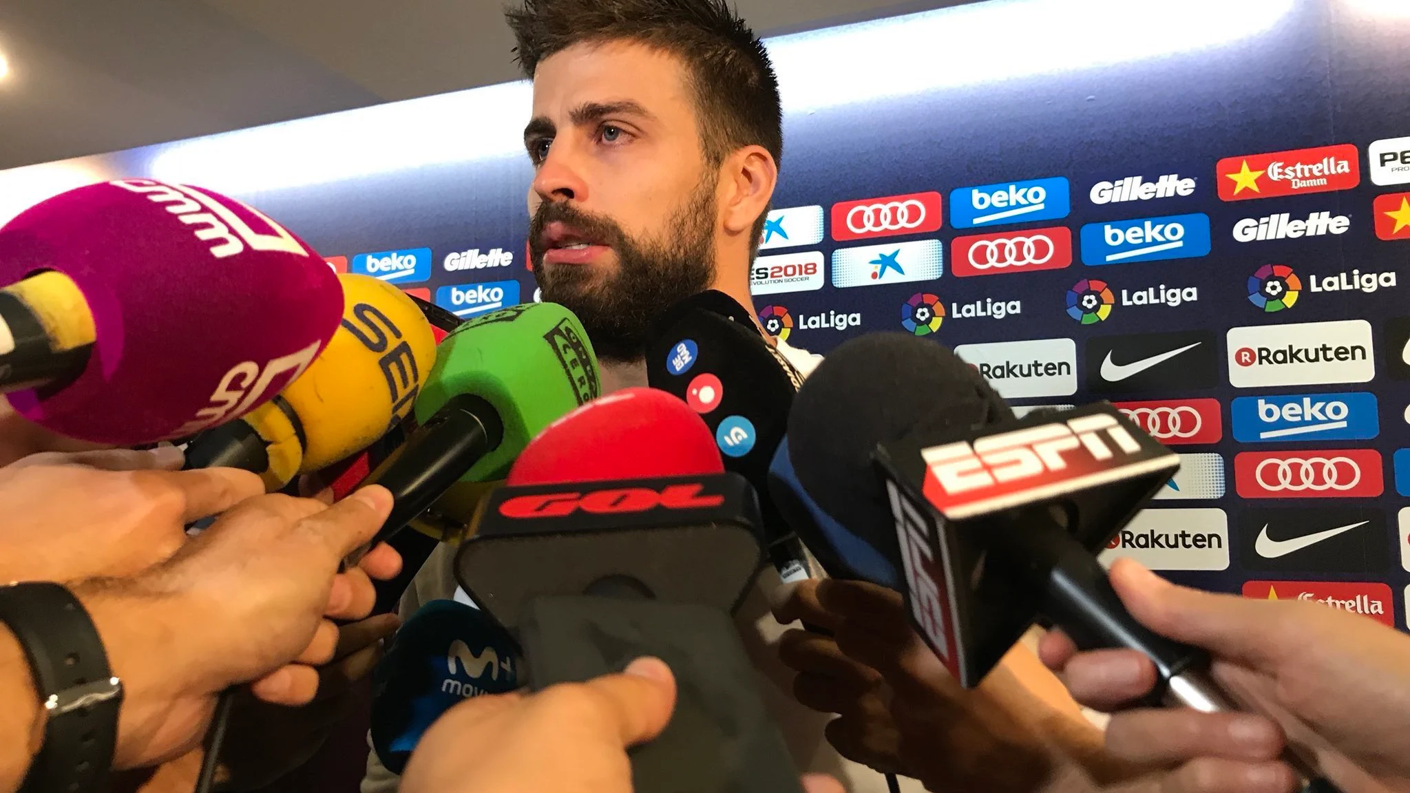 Gerard Piqué emocionado en la zona mixta del Camp Nou