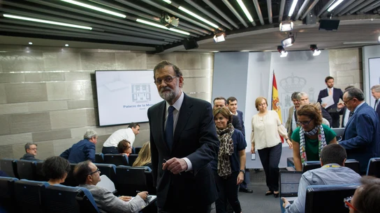 Mariano Rajoy abandona la sala de prensa del Palacio de la Moncloa Mariano Rajoy abandona la sala de prensa del Palacio de la Moncloa
