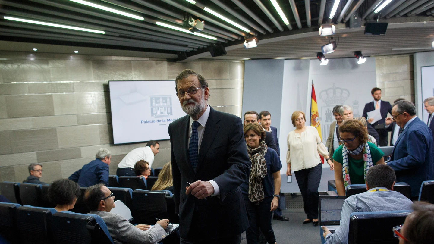 Mariano Rajoy abandona la sala de prensa del Palacio de la Moncloa Mariano Rajoy abandona la sala de prensa del Palacio de la Moncloa