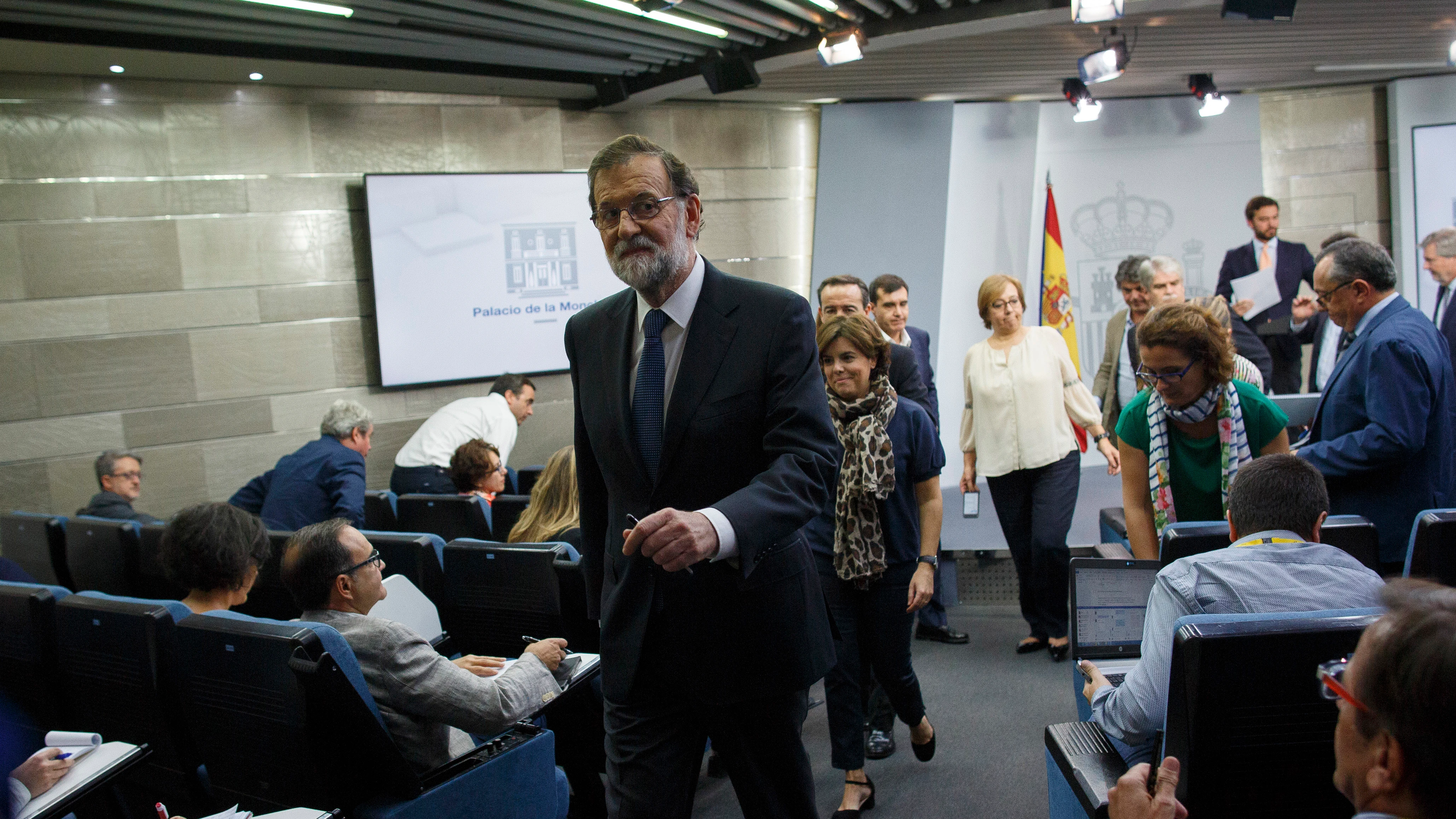 Mariano Rajoy abandona la sala de prensa del Palacio de la Moncloa