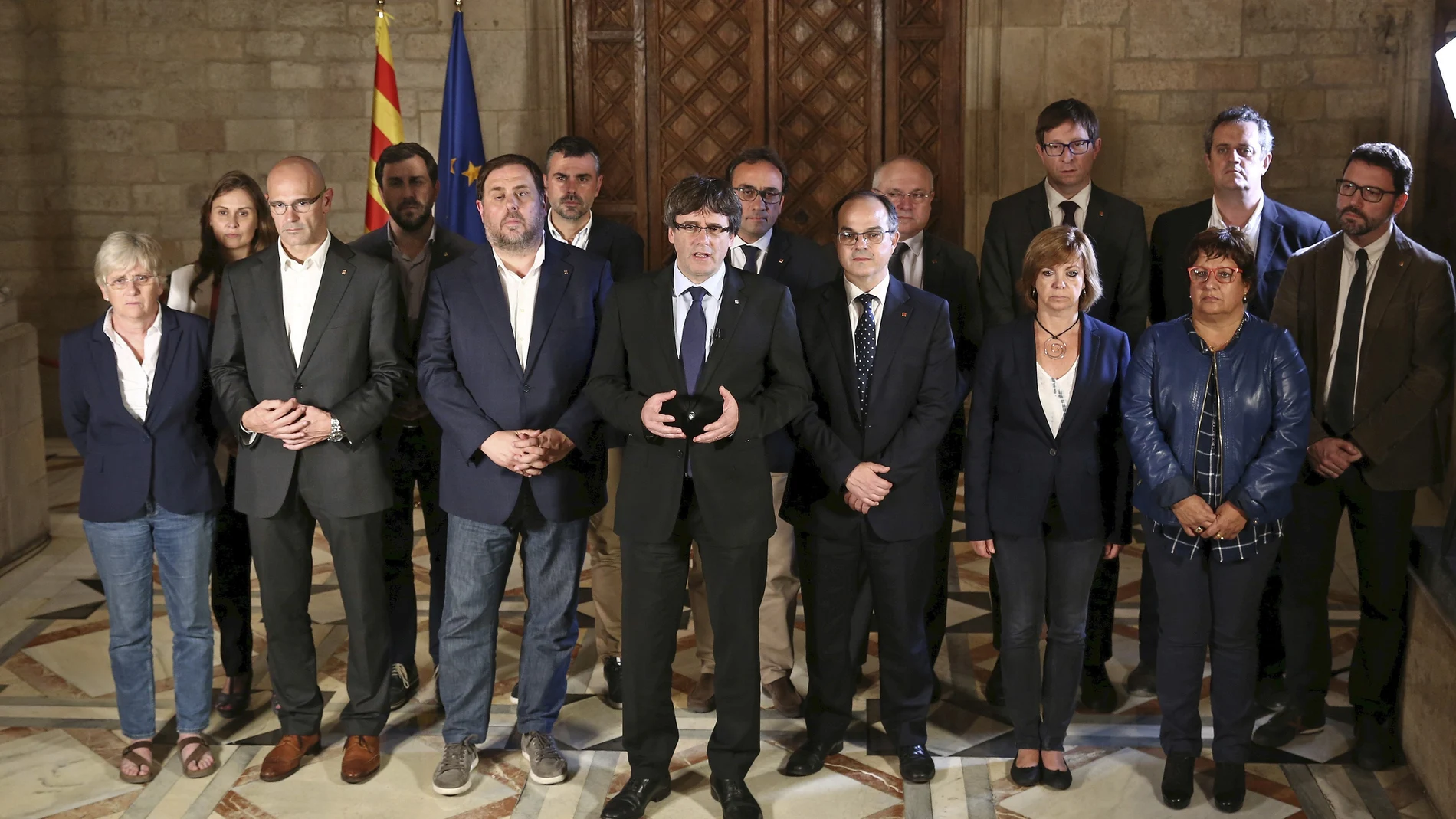 Carles Puigdemont rodeado del equipo de Gobierno de la Generalitat