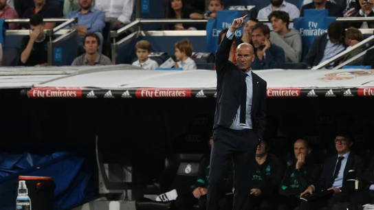 Zidane hace indicaciones a sus jugadores durante el partido Real Madrid-Espanyol Zidane hace indicaciones a sus jugadores durante el partido Real Madrid-Espanyol