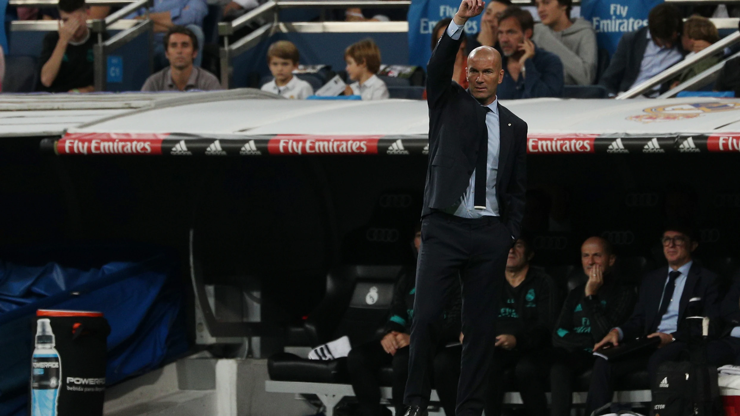 Zidane hace indicaciones a sus jugadores durante el partido Real Madrid-Espanyol