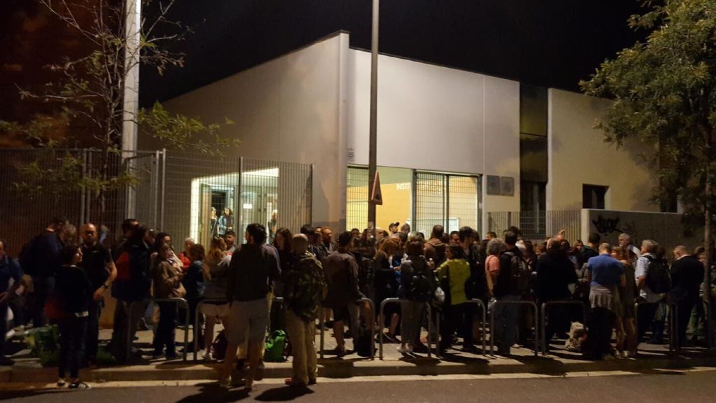 Decenas de personas a las puertas de un colegio elegido como punto de votaci&oacute;n en el refer&eacute;ndum