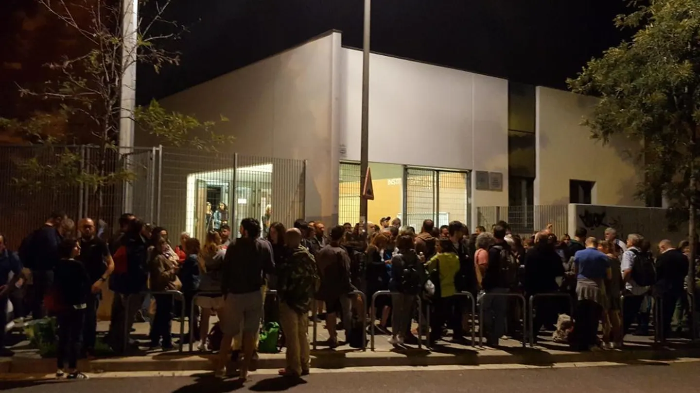 Decenas de personas a las puertas de un colegio elegido como punto de votación en el referéndum Decenas de personas a las puertas de un colegio elegido como punto de votación en el referéndum