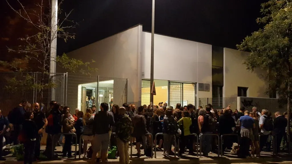 Decenas de personas a las puertas de un colegio elegido como punto de votación en el referéndum