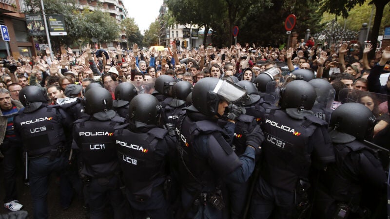Policía antidisturbios frente a defensores del referéndum ilegal del 1-O de 2017 en Cataluña
