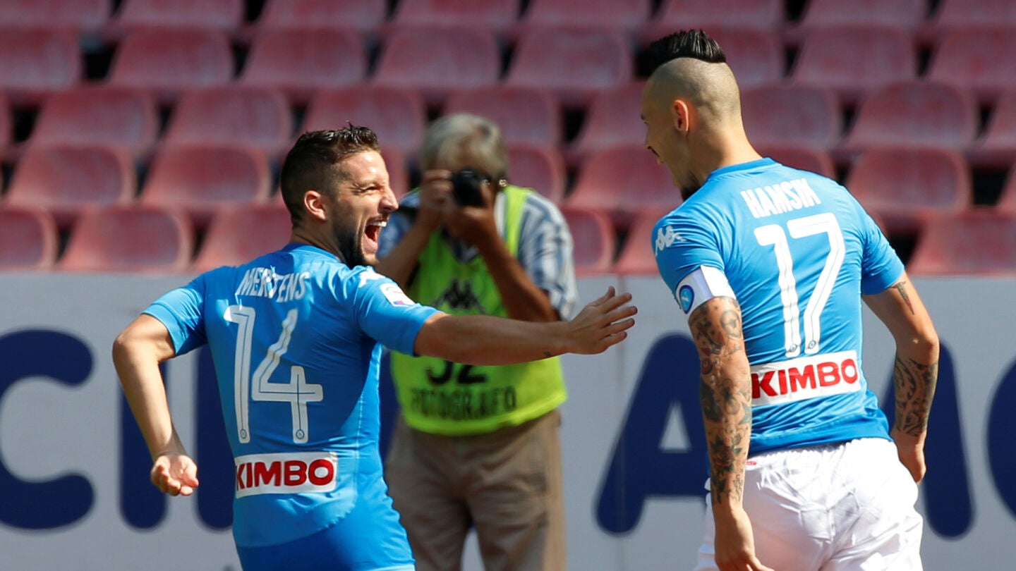 Mertens y Hamsik celebran juntos un gol del N&aacute;poles