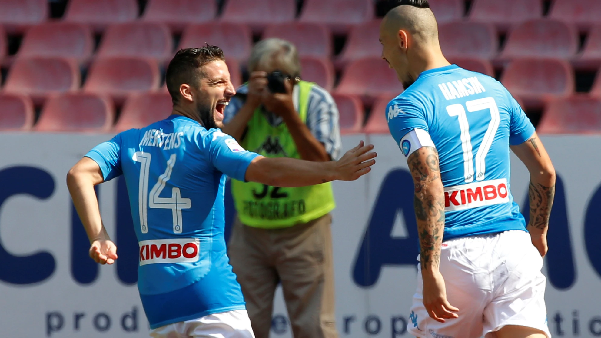 Mertens y Hamsik celebran juntos un gol del Nápoles