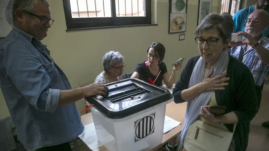 Un grupo de personas votan en el instituto Moisés Broggi de Barcelona en el referéndum Un grupo de personas votan en el instituto Moisés Broggi de Barcelona en el referéndum