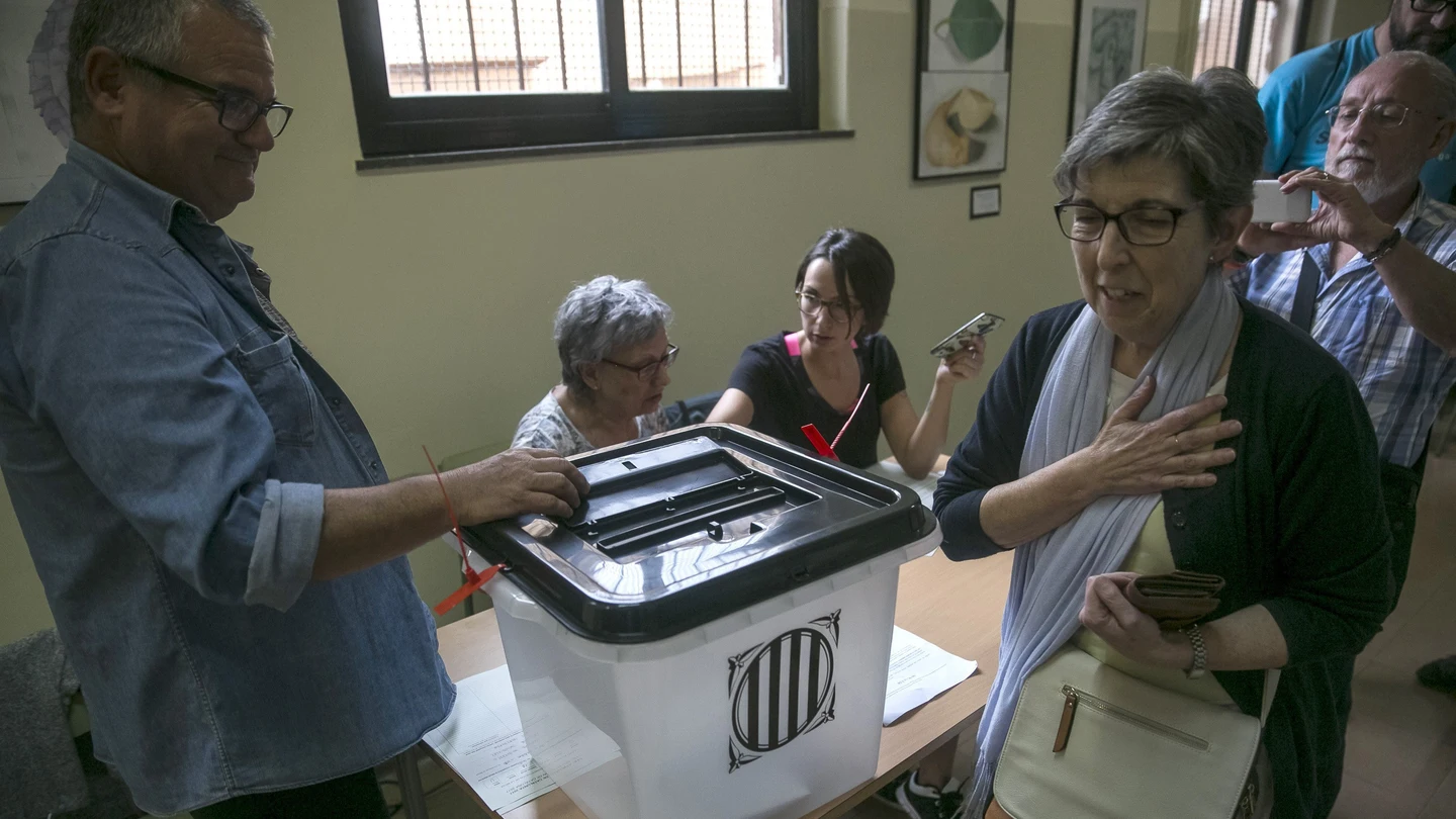 Un grupo de personas votan en el instituto Moisés Broggi de Barcelona en el referéndum Un grupo de personas votan en el instituto Moisés Broggi de Barcelona en el referéndum