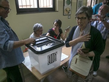 Un grupo de personas votan en el instituto Moisés Broggi de Barcelona en el referéndum Un grupo de personas votan en el instituto Moisés Broggi de Barcelona en el referéndum