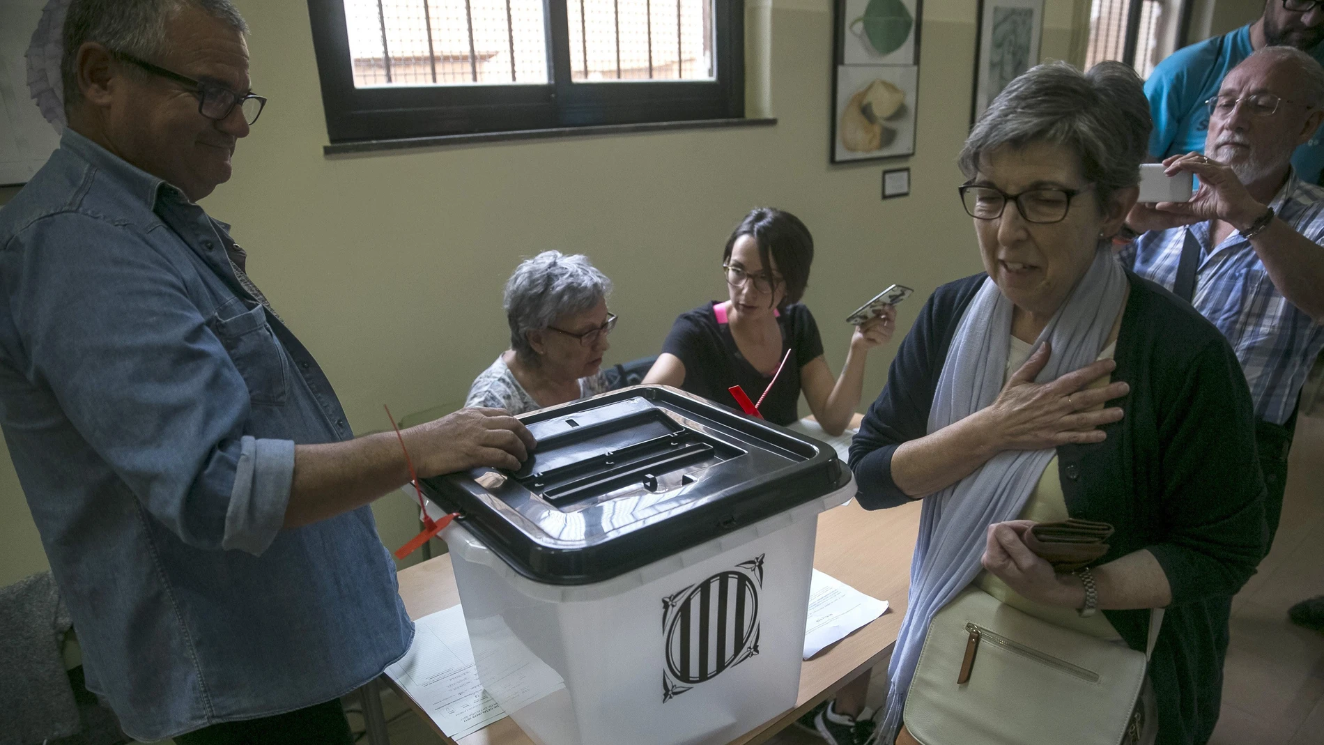 Un grupo de personas votan en el instituto Moisés Broggi de Barcelona en el referéndum
