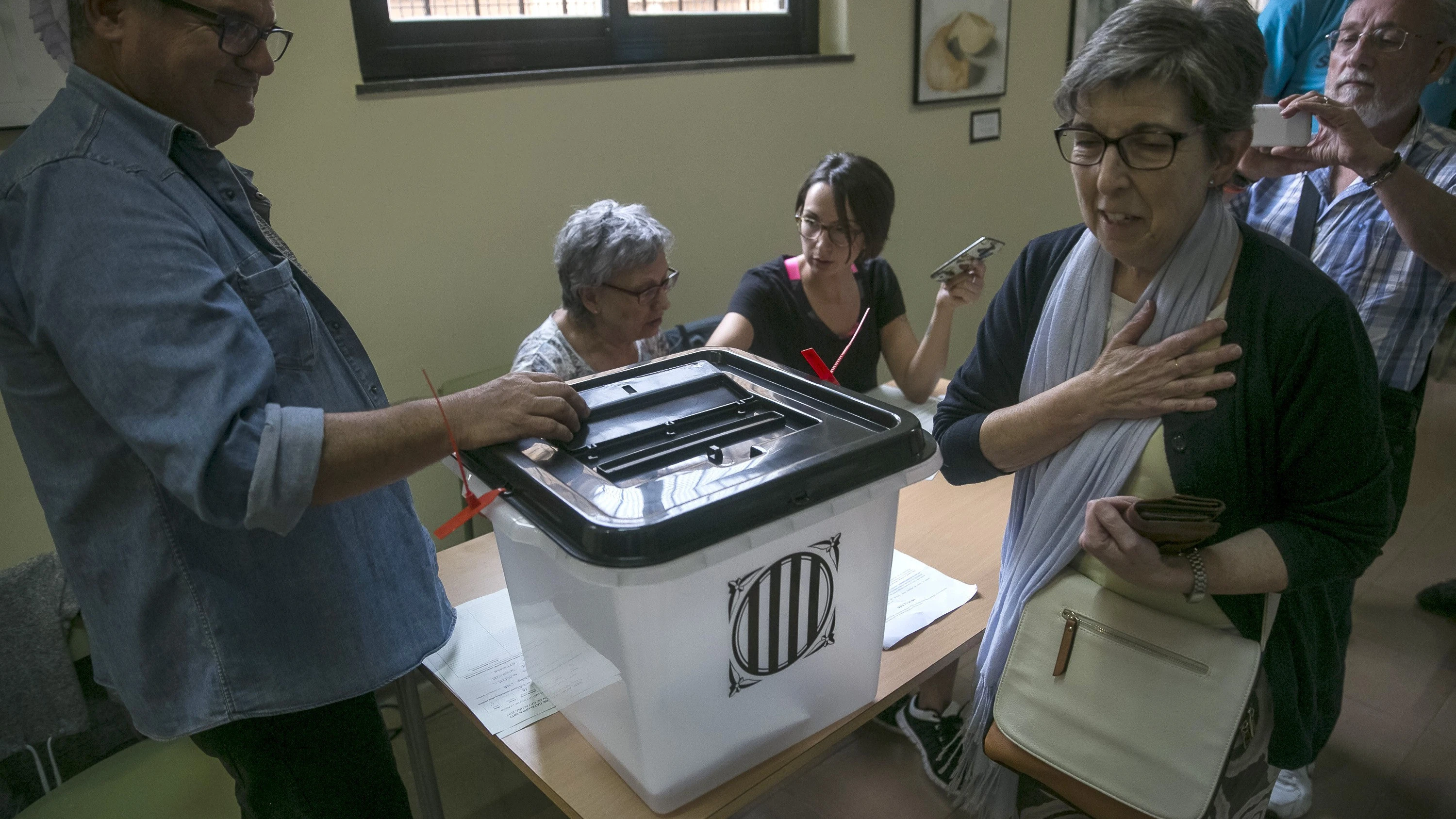 Un grupo de personas votan en el instituto Moisés Broggi de Barcelona en el referéndum