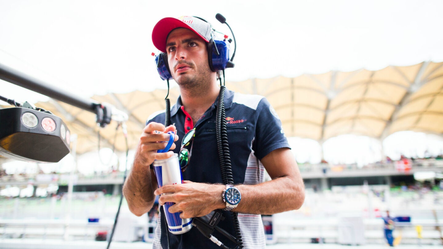 Carlos Sainz camina por el paddock