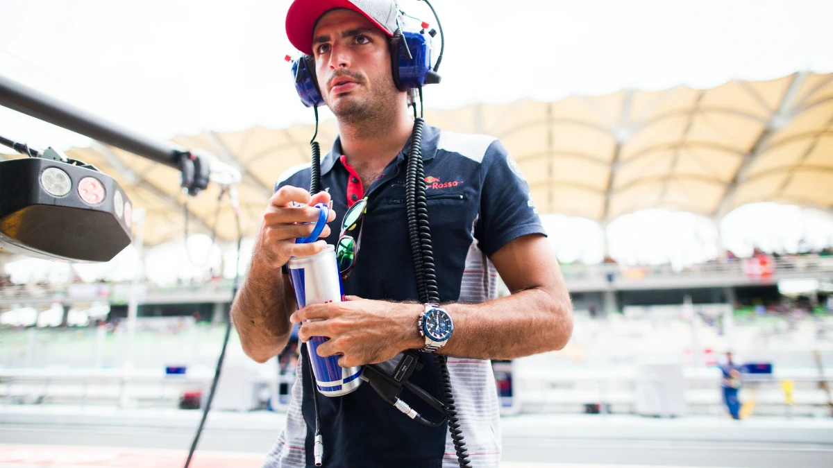 Carlos Sainz camina por el paddock