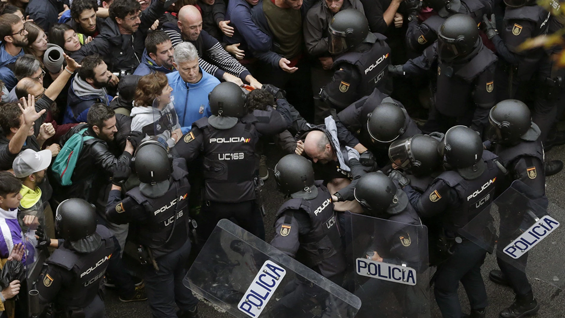 Antidisturbios de la Policía Nacional forman un cordón de seguridad frente al colegio Ramón Llull