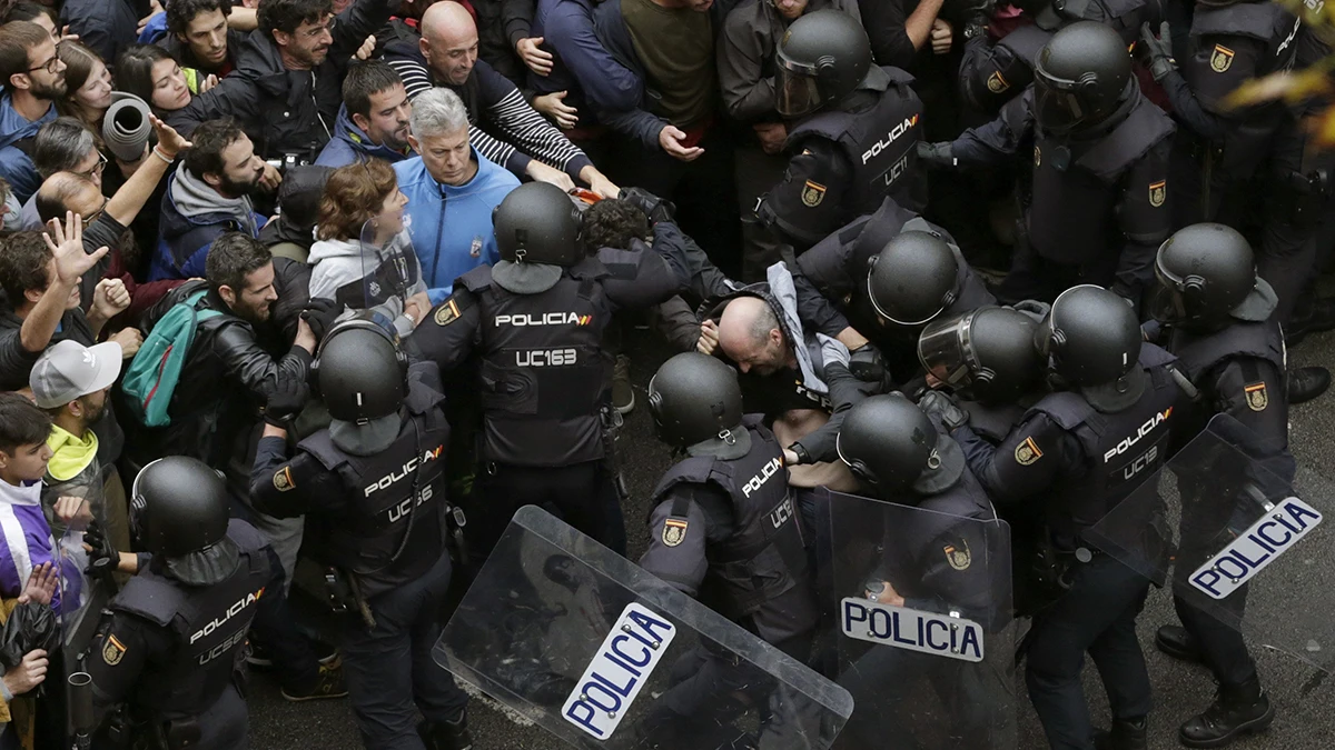 Antidisturbios de la Policía Nacional forman un cordón de seguridad frente al colegio Ramón Llull