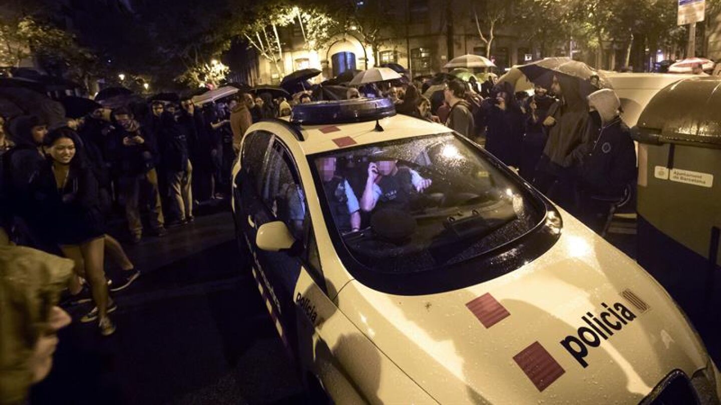 Una patrulla de Mossos D'Esquadra levantan acta tras visitar el centro c&iacute;vico de la Sedeta