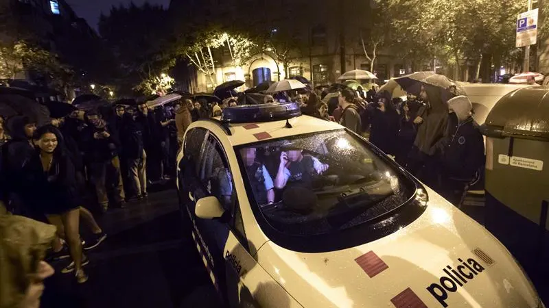 Una patrulla de Mossos D'Esquadra levantan acta tras visitar el centro cívico de la Sedeta Una patrulla de Mossos D'Esquadra levantan acta tras visitar el centro cívico de la Sedeta