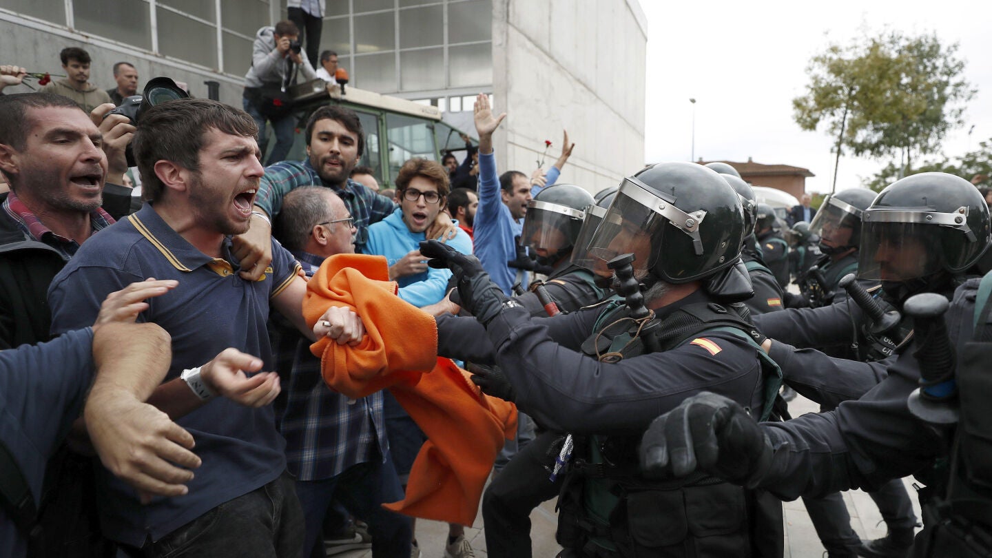La Guardia Civil interviene en el centro de votaci&oacute;n de Sant Juli&agrave; de Ramis