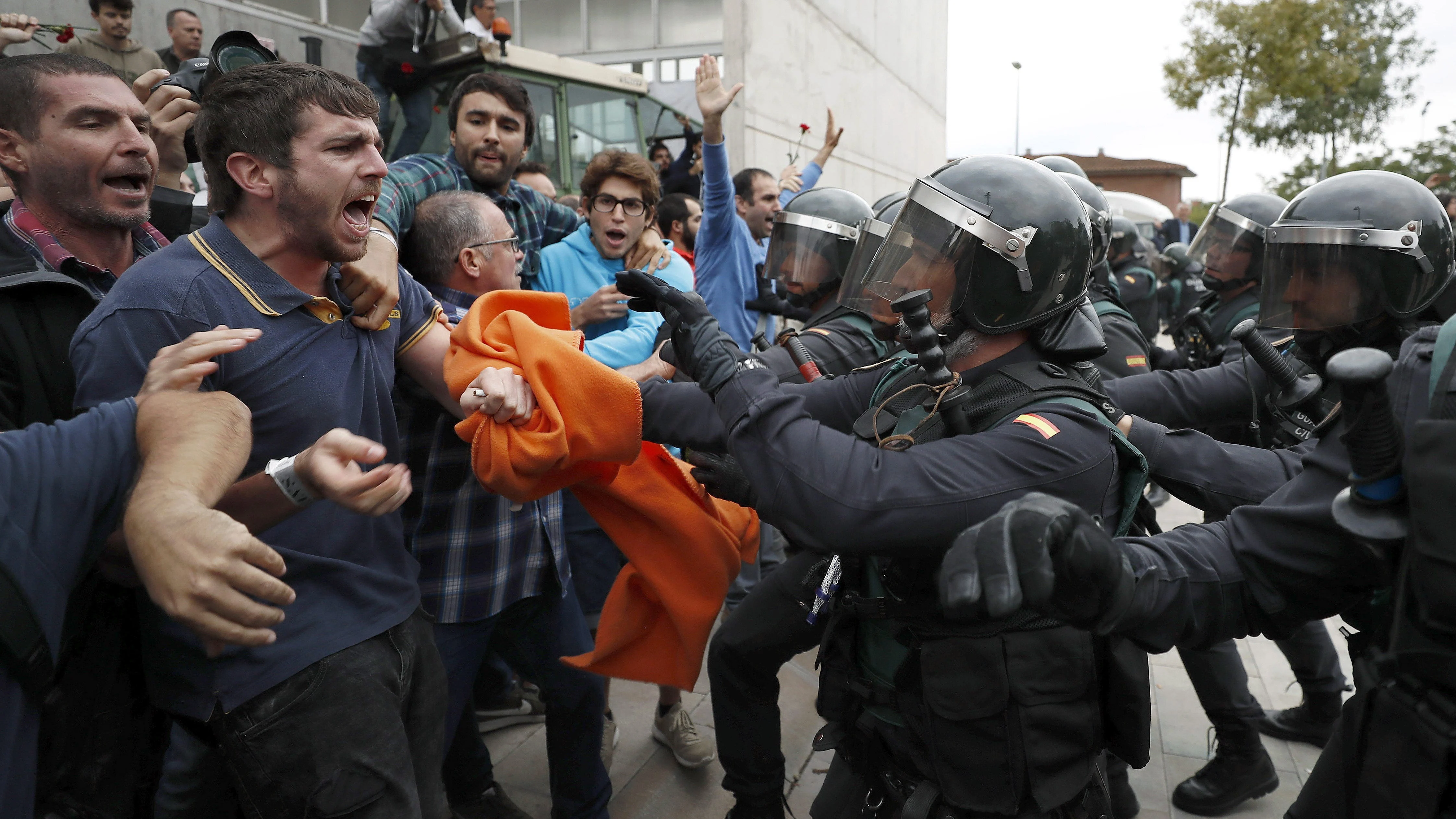 La Guardia Civil interviene en el centro de votación de Sant Julià de Ramis