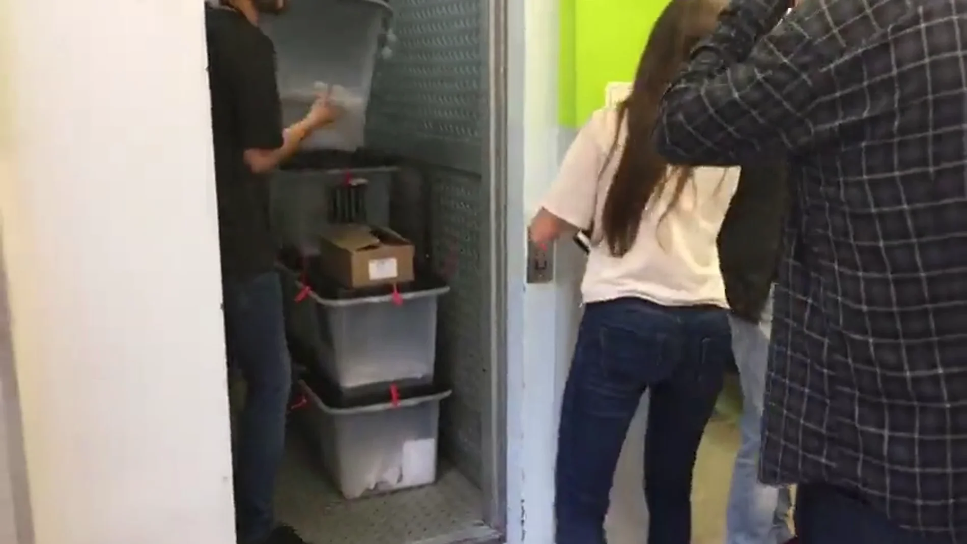 Esconden las urnas en un ascensor ante la falsa alarma de la llegada de policías en Barcelona