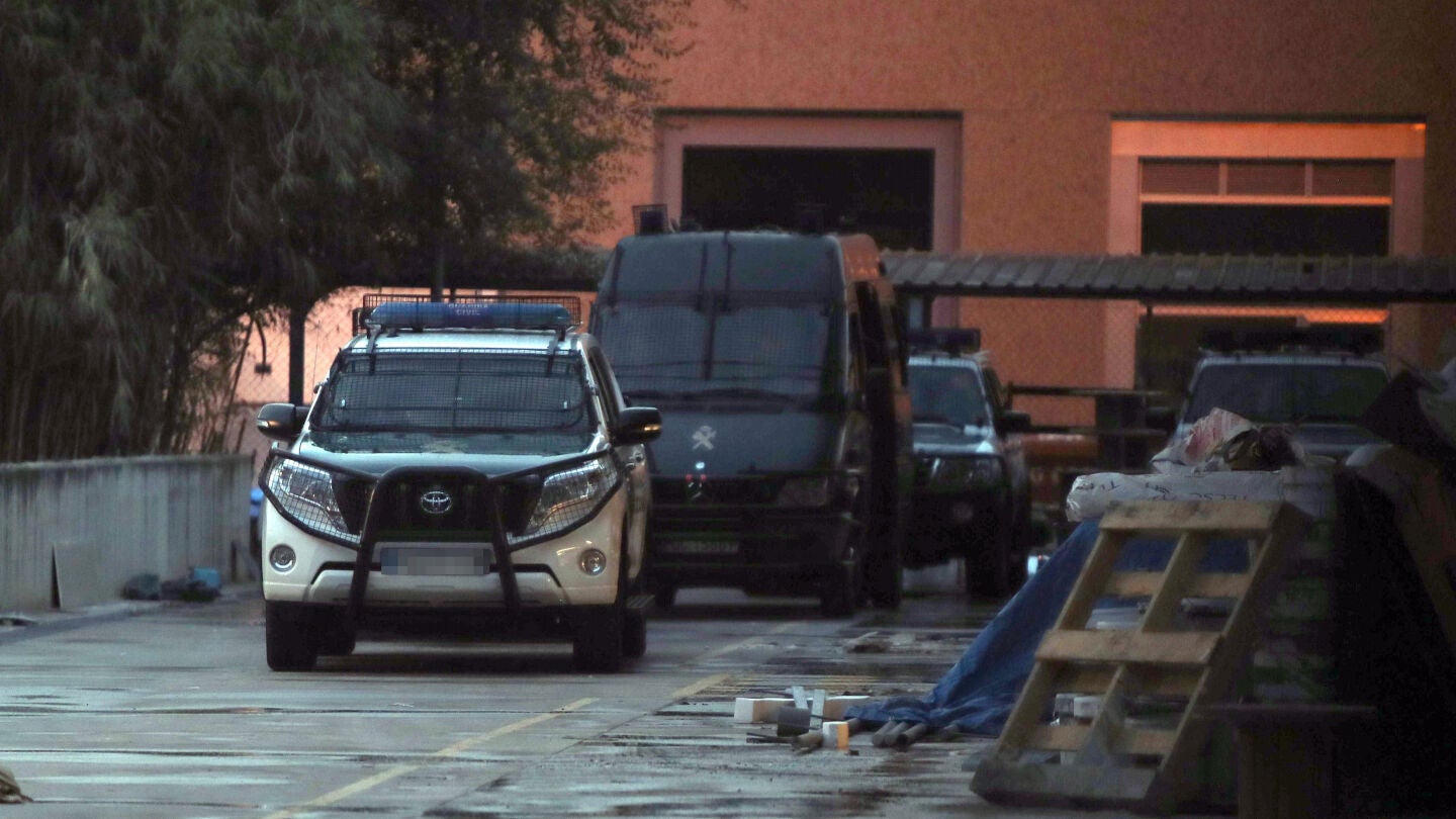 Veh&iacute;culos de la Guardia Civil en el Centro de Seguridad de la Informaci&oacute;n de Catalu&ntilde;a 