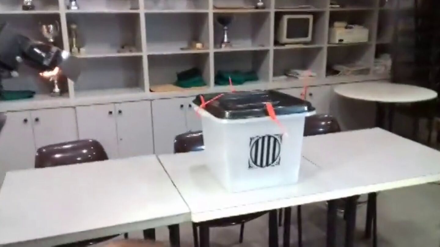 Las mesas para el refer&eacute;ndum ilegal ya est&aacute;n dispuestas en las salas de algunos colegios catalanes