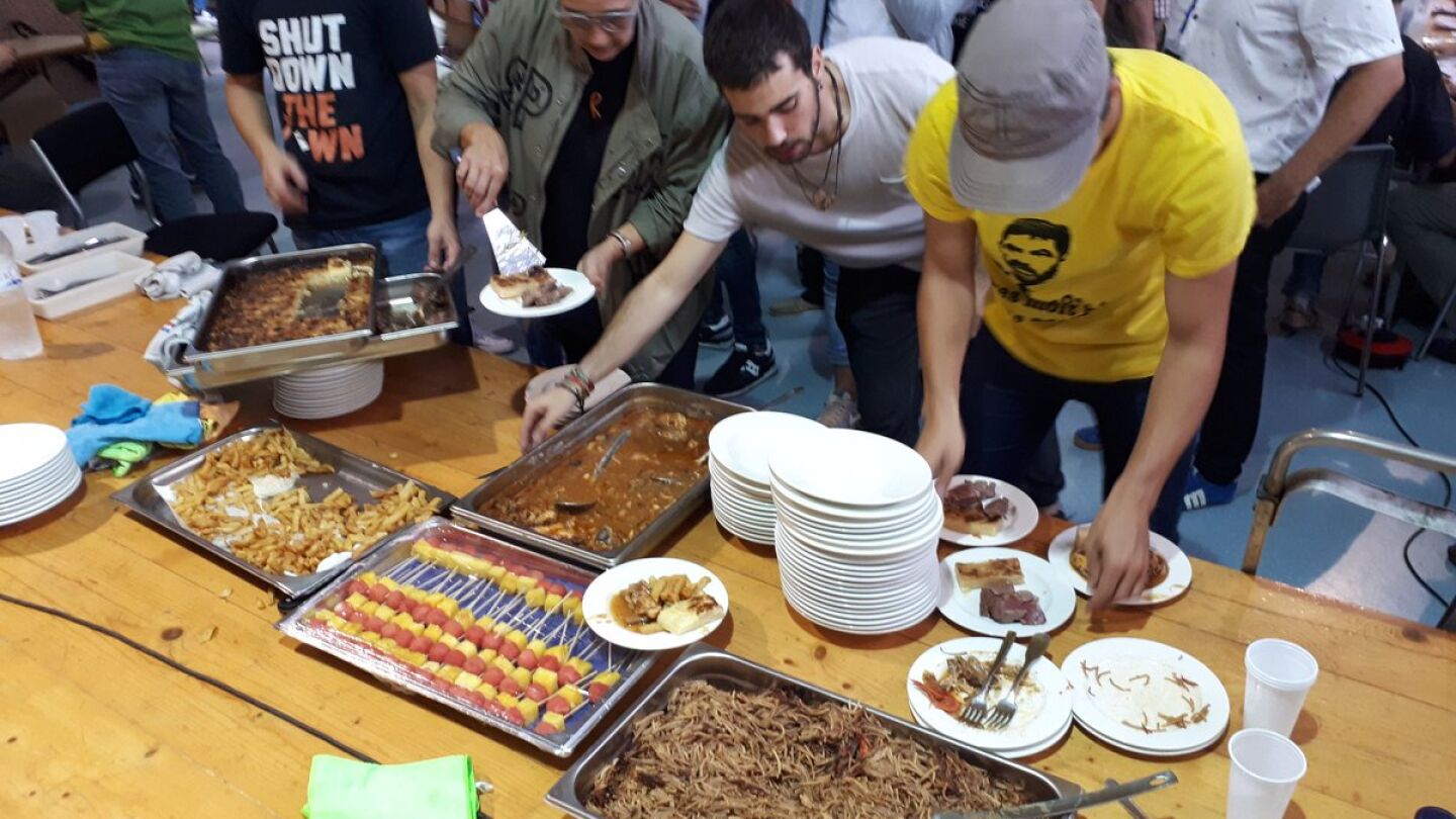 El sumiller Josep Roca ha transportado personalmente una cazuela con fideos