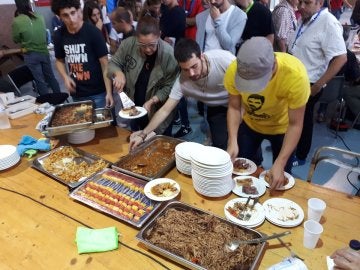 El sumiller Josep Roca ha transportado personalmente una cazuela con fideos El sumiller Josep Roca ha transportado personalmente una cazuela con fideos