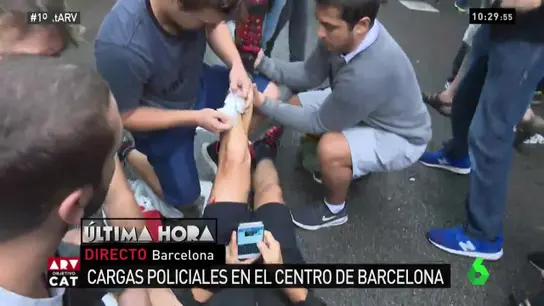 Un joven tuitea mientras es atendido tras tropezarse con una valla en las protestas Un joven tuitea mientras es atendido tras tropezarse con una valla en las protestas