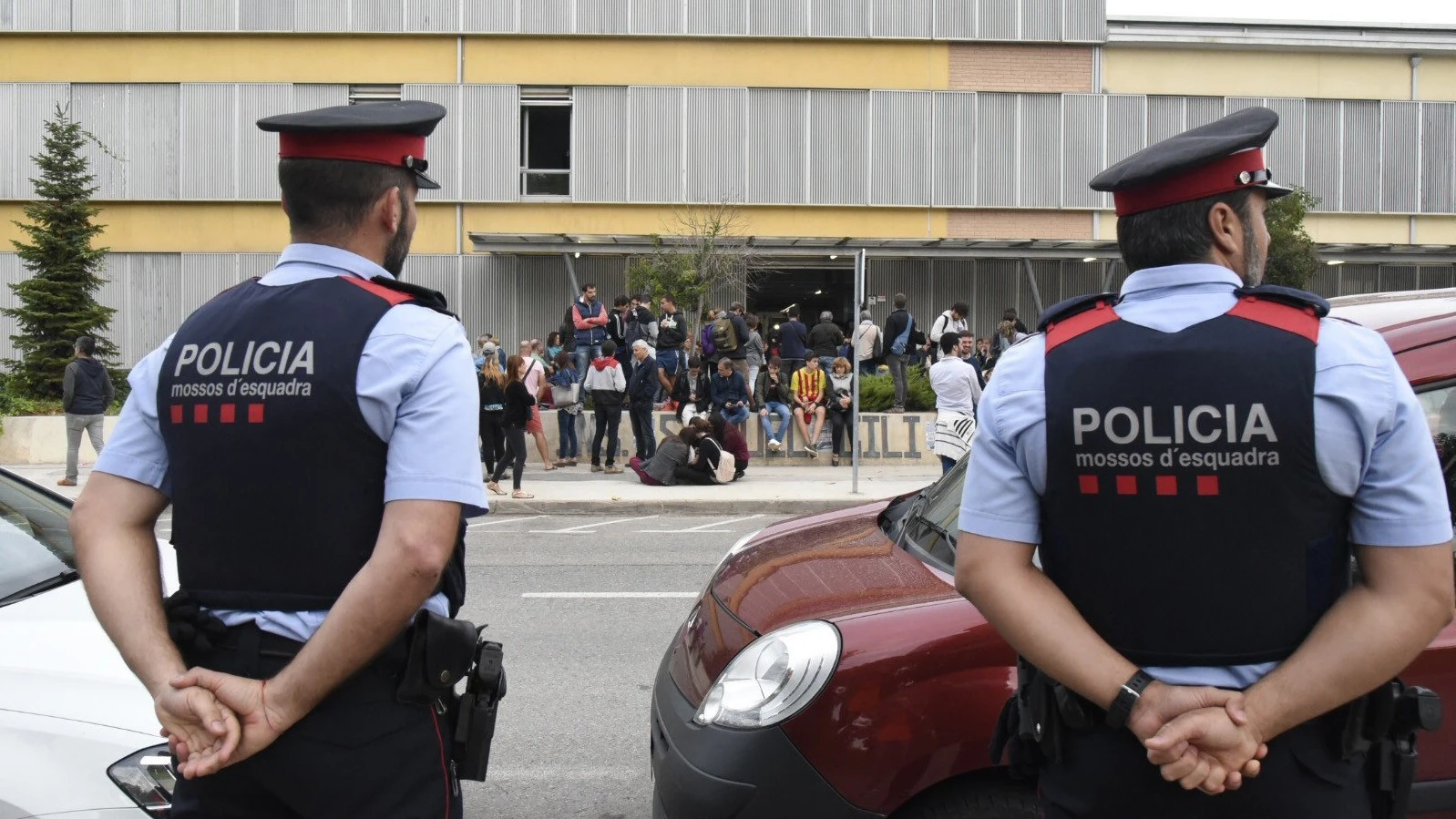 Mossos ante el colegio Gili Gayà de Lleida Mossos ante el colegio Gili Gayà de Lleida