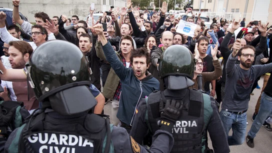 La Guardia Civil irrumpe en el centro de votación de Sant Julià de Ramis, Girona La Guardia Civil ha irrumpido en el centro de votación de Sant Julià de Ramis, Girona