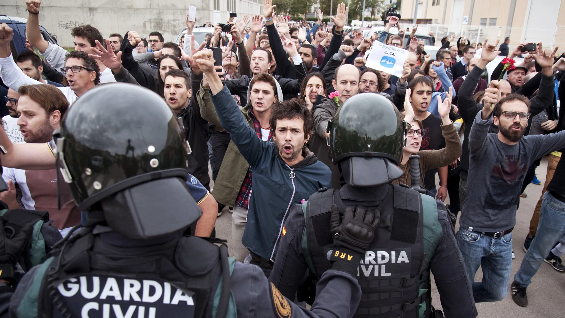 La Guardia Civil irrumpe en el centro de votación de Sant Julià de Ramis, Girona