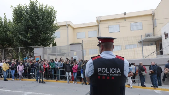 Un Mosso controla un colegio de Santa Margarida de Montbui durante el 1-O Un Mosso controla un colegio de Santa Margarida de Montbui durante el 1-O