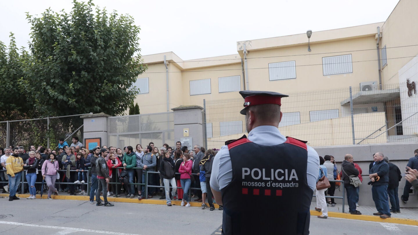 Un Mosso controla un colegio de Santa Margarida de Montbui durante el 1-O