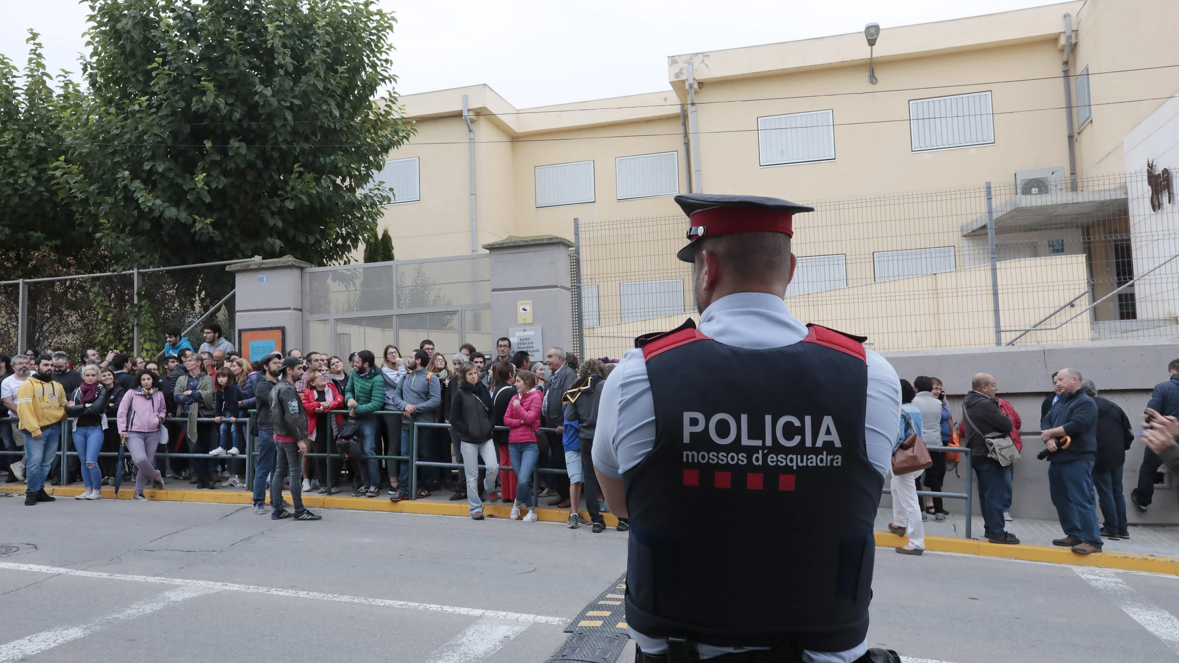 Un Mosso controla un colegio de Santa Margarida de Montbui durante el 1-O